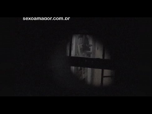 ❤️ Блонді таємно знімає на відео сусідський вуайерист, прихований за порожнистими цеглами ☑  Секс у нас ❌